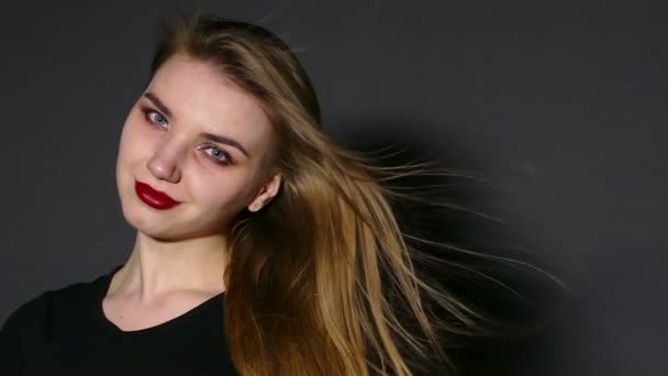 Joven Chica Agradable Pie Con Ondas Pelo Mirar Cámara Movimiento — Vídeos de Stock