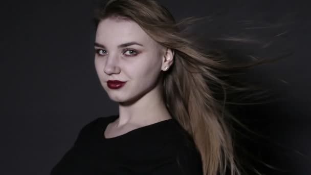 Νεαρό Κορίτσι Στέκονται Κύματα Μαλλιά Και Φαίνονται Στην Κάμερα Αργή — Αρχείο Βίντεο