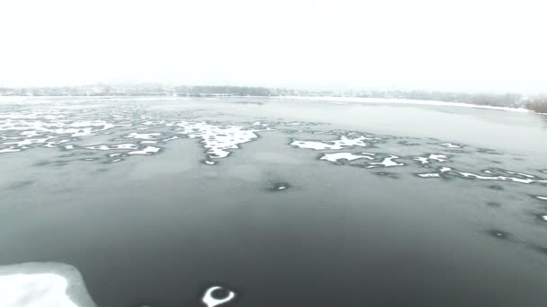 Aérea Baja Volar Sobre Lago Invierno Río Con Témpanos Hielo — Vídeos de Stock