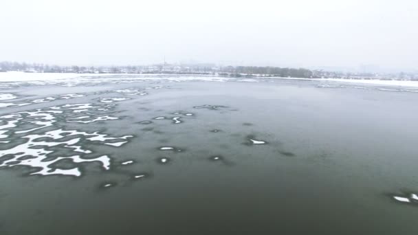 Letecké Nízká Fly Zase Zimní Jezero Nebo Řeka — Stock video