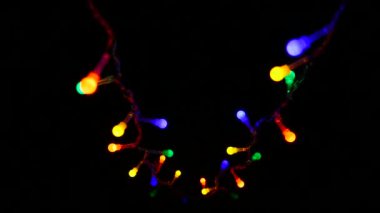 Koyu arka plan üzerinde yavaş yavaş yanıp sönen ışıklar.