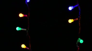 Yavaş yavaş yanıp sönen Noel ve tatil iki koyu arka plan üzerinde ışıklar