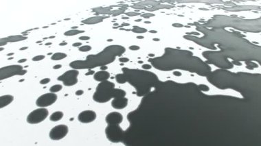 4k hava. Düşük sinek kış donmuş gölün yüzeyi üzerine.