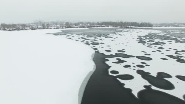 Aérea Baja Volar Sobre Superficie Del Lago Congelado Invierno Con — Vídeo de stock