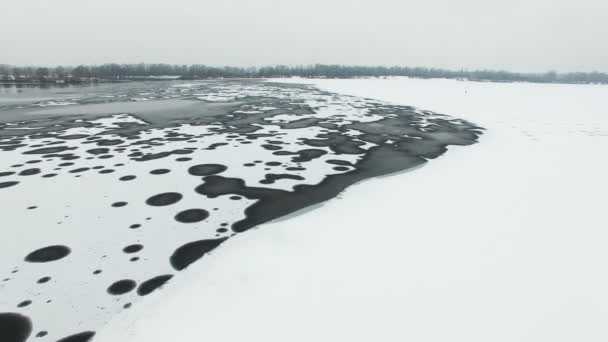 Aérea Baja Volar Sobre Superficie Del Lago Congelado Invierno Con — Vídeos de Stock