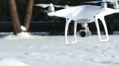 Kiev, Ukrayna, 02.26.2018: Modern drone ile DJI indeks işlem Phantom 4 sinek kar üzerinde. Ağır çekim