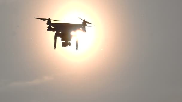 現代の無人機は 太陽に対して飛ぶ スローモーション — ストック動画