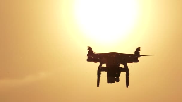 Silhouet Van Moderne Drone Vliegen Tegen Zon Sneeuwval Slow Motion — Stockvideo