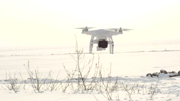 Drone Modern Terbang Atas Permukaan Salju Salju Turun Gerakan Lambat — Stok Video