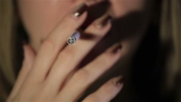 Γυναίκα Καπνίζει Τσιγάρο Και Αναδίδει Καπνό Ακραία Εσωτερικη Θαμπή Όψη — Αρχείο Βίντεο