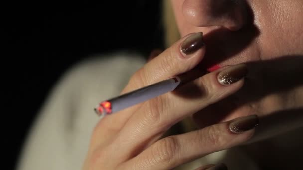 Kvinna Modell Röker Cigarett Dåliga Missbruk Nära Upp Skott — Stockvideo