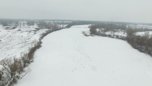 Antenne Winter Gefrorene Flusslandschaft Neblig Trüber Tag — Stockvideo