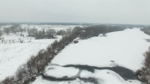 Antenne Winter Gefrorene Flusslandschaft Mit Schnee Neblig Trüber Tag — Stockvideo