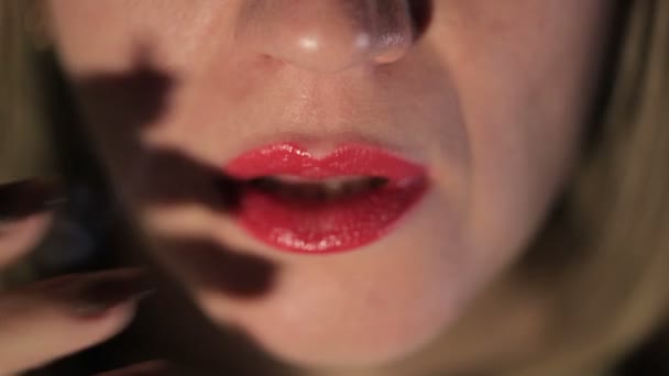 セクシーな女性の喫煙者 極端にクローズ アップ — ストック動画