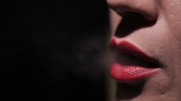 Sexy Mujer Fumador Cara Con Labios Rojos Extreme Primer Plano — Vídeos de Stock