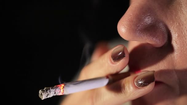 Γυναίκα Μοντέλο Κόκκινα Χείλη Καπνίζει Τσιγάρο Και Αναδίδει Καπνό Ακραίος — Αρχείο Βίντεο