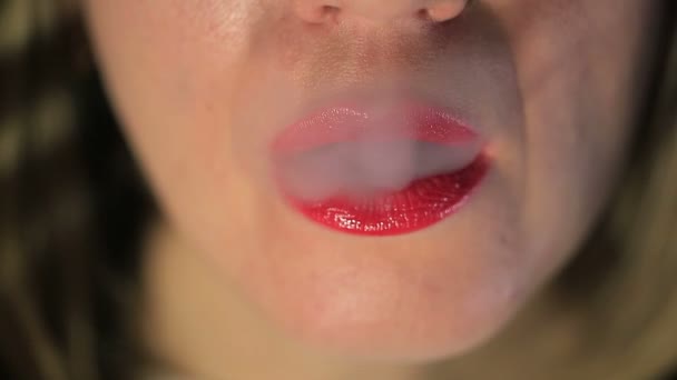 セクシーな女性は カメラで煙を吐き出します 極端にクローズ アップ — ストック動画