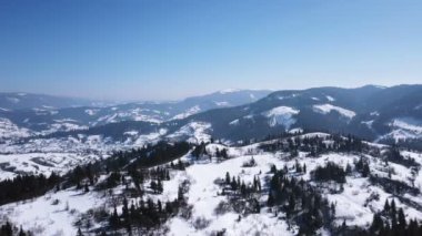  4k. Hava. Güzel kış günü küçük dağlarda. Ukraynalı Karpatlar 