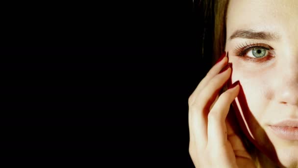 Meisje Loopt Vingers Met Rode Manicure Gezicht Zwarte Achtergrond — Stockvideo