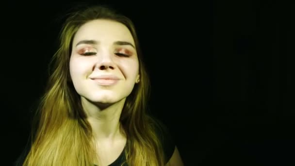 Dziewczyna Model Fale Włosów Uśmiecha Się Aparacie — Wideo stockowe