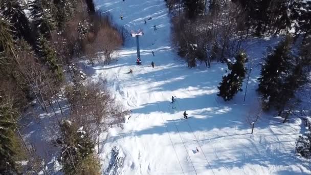 Aerial Winterzeit Gebirgsskigebiet Über Skilift Mit Silhouetten Von Skifahrern Ansicht — Stockvideo