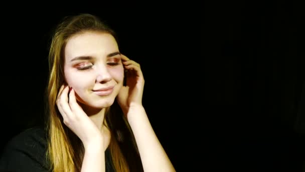 Kvinnlig Modell Naturliga Ansikte Med Känslor Svart Bakgrund — Stockvideo