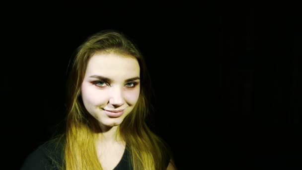 Ung Kvinna Modell Naturliga Ansikte Med Känslor Svart Bakgrund — Stockvideo
