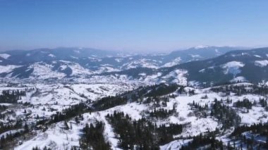  .Hava. Kış döneminde dağlar tepeler. Azalma ile uçuş 
