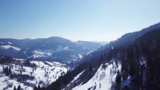 Aéreo Tempo Inverno Montanhas Ensolaradas Colinas Com Neve Branca — Vídeo de Stock