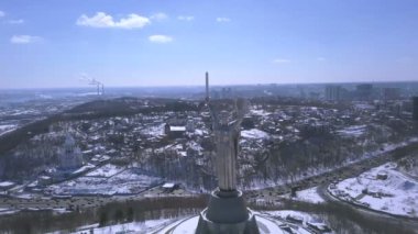 4 k. Kiev şehir - Ukrayna'nın başkenti. Anne vatan anıt. Hava kış panorama