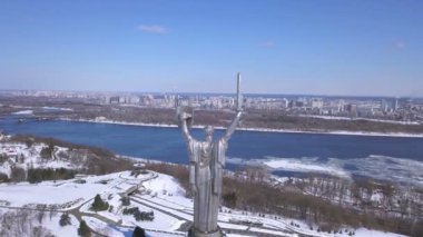 4 k. Kiev şehir - Ukrayna'nın başkenti. Anne vatan Sovyetler zaman anıt. Hava kış vurdu