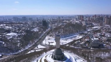 4k hava. Ukrayna, Kiev şehri başkenti. Anne vatan Sovyetler zaman anıt üzerinde .