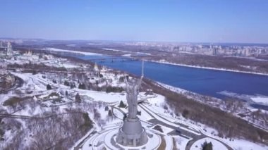 4k hava. Ukrayna, Kiev şehri başkenti. Anne vatan Sovyetler zaman anıt üzerinde .