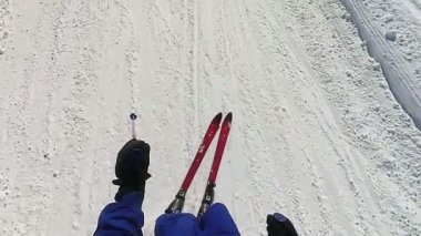 Dağ kayağı. Kayakçı, kayaklar, bacaklar. POV yavaş hareketli küçük resim