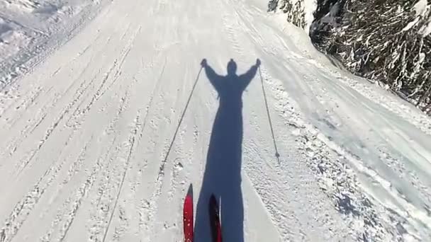 Sci Montagna Felice Ombra Dello Sciatore Pov Clip Rallentatore — Video Stock