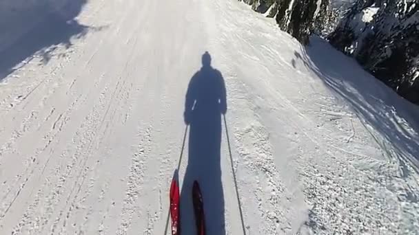 Berg Skiën Schaduw Van Skiër Pov Slow Motion Clip — Stockvideo