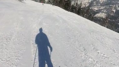 Güneşli bir günde kayak dağ. Kayakçı, Ski. POV yavaş hareketli küçük resim