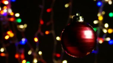 4 k. Noel veya yeni yıl kırmızı topu sallamak ve koyu arka plan ışığı karşı döndürün