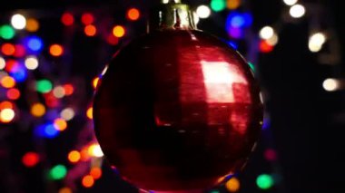 4 k. Noel veya yeni yıl kırmızı topu yakın ışıkları karşı.  