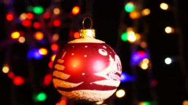 4 k. kırmızı oyuncak top şenlikli ışıklar karşı döndürün. Noel ve yeni yıl sembolü