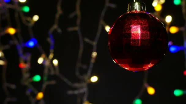 Jul Eller Nyår Färg Bollen Mot Lampor Mörk Bakgrund — Stockvideo