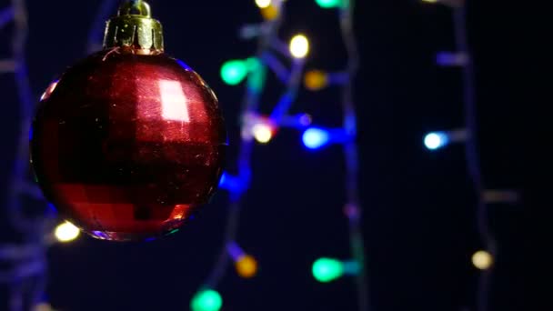 Kerstmis Nieuwjaar Kleur Bal Schudden Tegen Lichten Donkere Achtergrond — Stockvideo