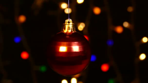 Navidad Año Nuevo Bola Roja Rotar Contra Las Luces Festivas — Vídeo de stock
