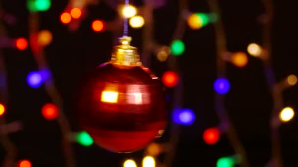 Kerstmis Nieuwjaar Rode Bal Roteren Tegen Feestelijke Verlichting — Stockvideo