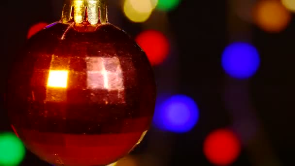 Pelota Juguete Roja Rota Contra Luces Festivas Símbolo Navidad Año — Vídeo de stock