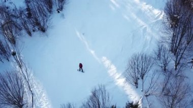  4k. Hava. Kış dinlenme. Snowboard yaparken sürüş. Üstten Görünüm