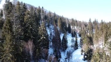  4k. Hava. Kışın dağ tepeleri. Yavaş sinek