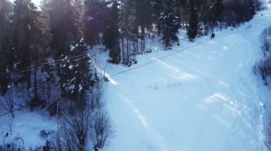  4k. Hava. Ski lift kayakçı siluetleri ile. Kış Kayak dinlenme zamanı. Panorama