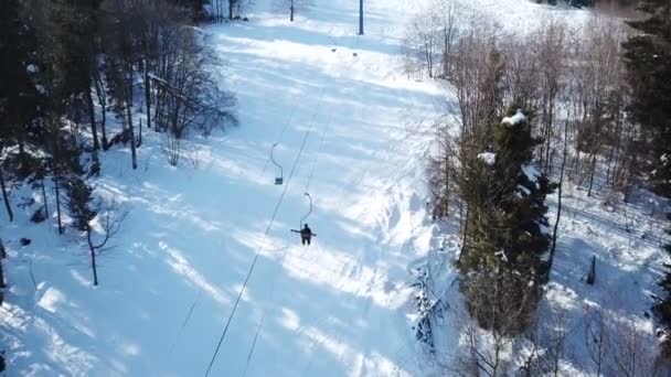 Aerial Remonte Con Siluetas Esquiadores Tiempo Descanso Esquí Invierno Top — Vídeo de stock