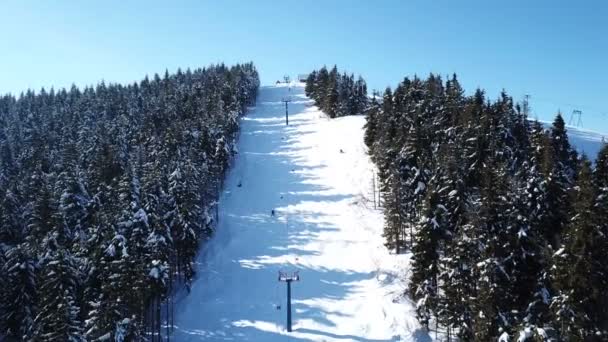 Aerial Remonte Con Siluetas Esquiadores Montaña — Vídeo de stock